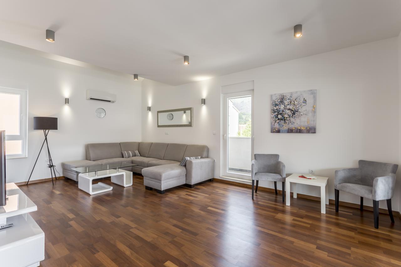 Luxury 3 Bed Apartment, Large Terrace, Pool, Close To Beach And Split! Podstrana Exterior photo